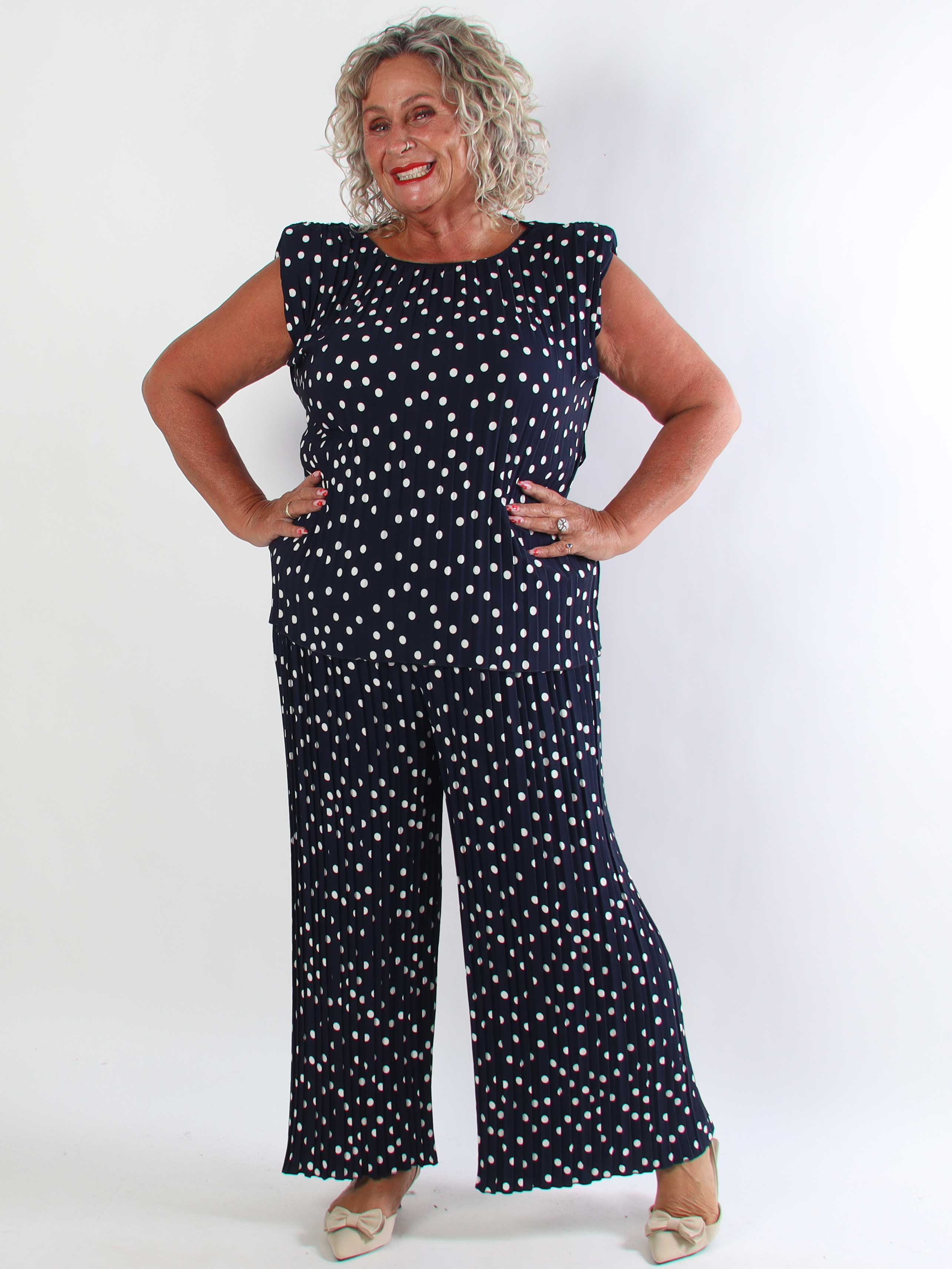 Zina – Elegant plus size set med prickar och veckad design